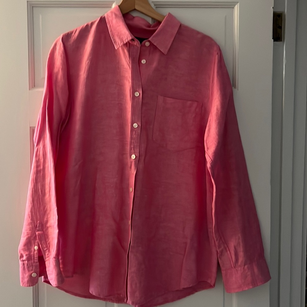 Banana Republic salmon colored women’s long sleeve button up. Large